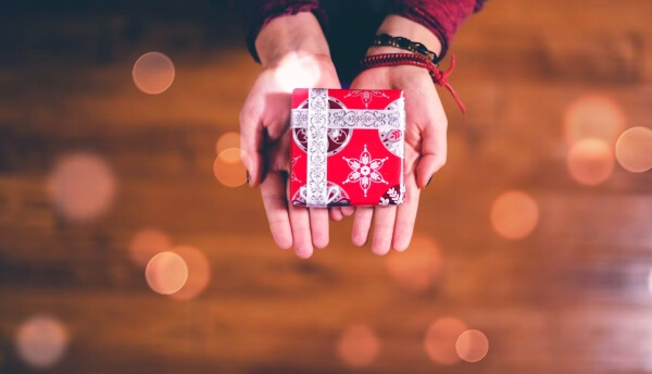 손에-올려진-선물박스