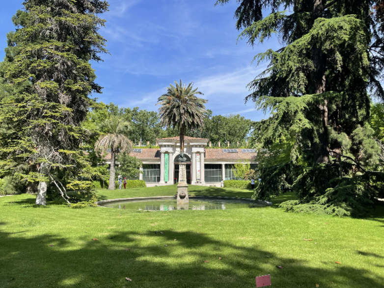 마드리드 왕립식물원 - 빌라누에바 파빌리온 외부 린네연못