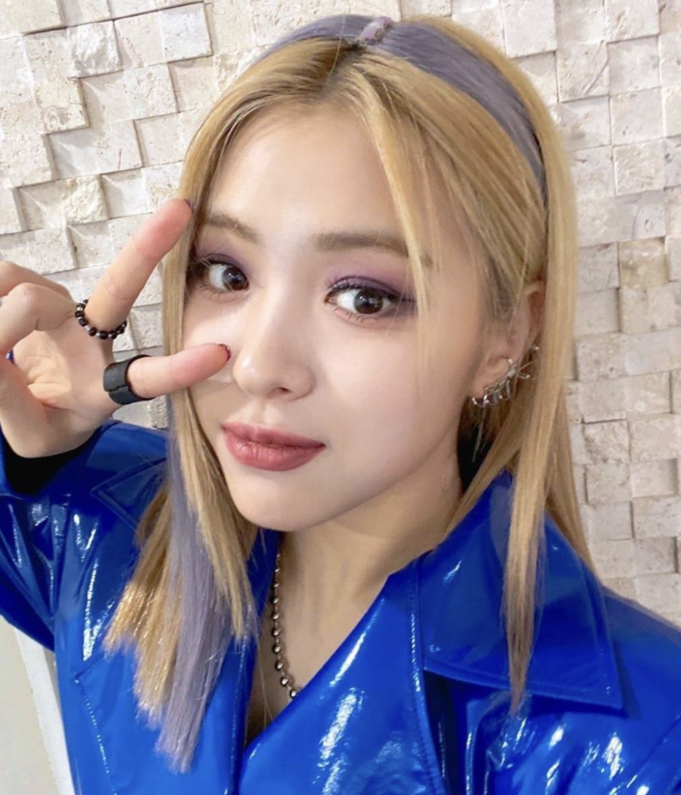 파란색 자켓 입은 잇지 멤버 류진