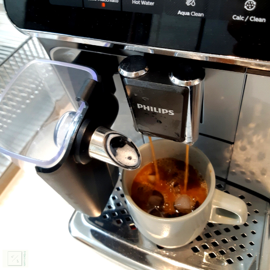 얼음컵에 에스프레소가 추출되고 있습니다.