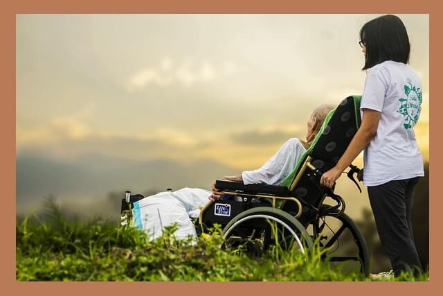 휠체어-환자-요양보호사