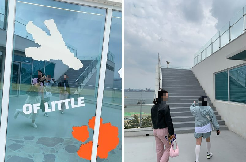 거울에 비치는 계단과 친구들 모습