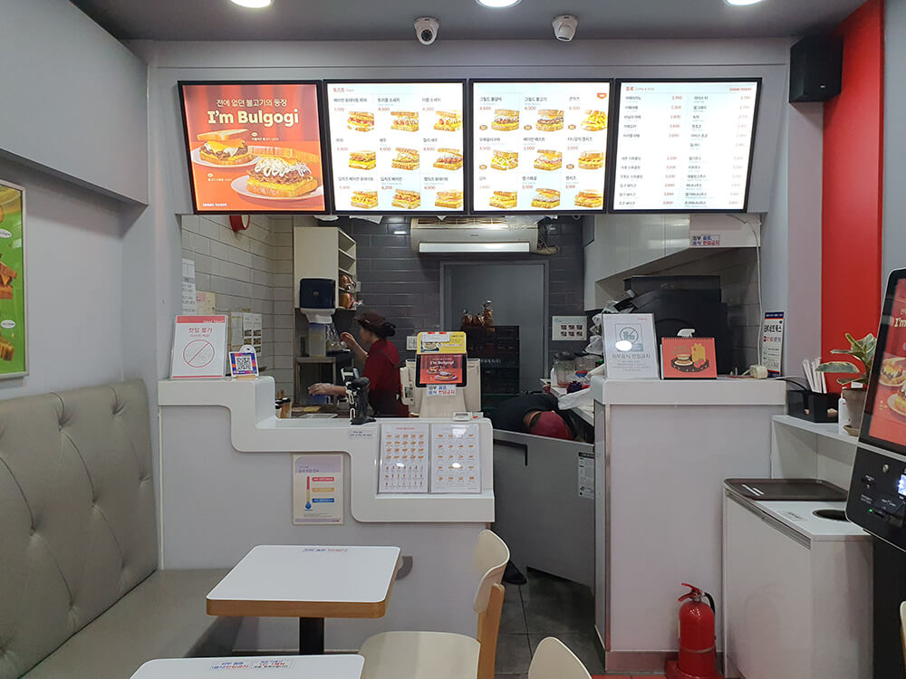 이삭토스트 방이역점 내부