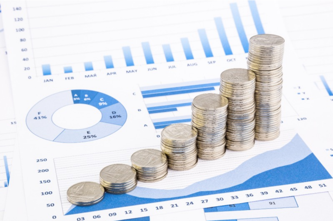 그래프가 그려진 종이와 그 위에 동전들