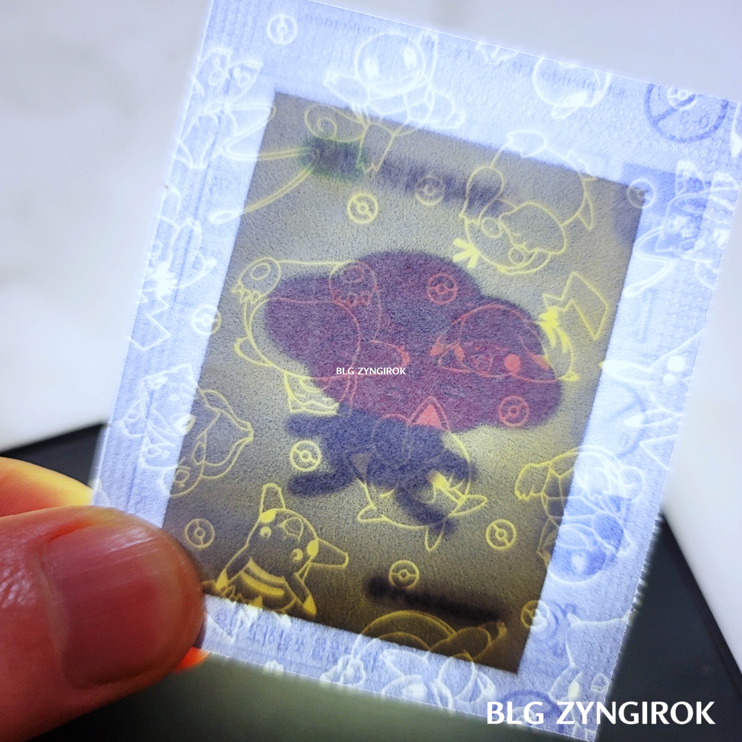 띠부띠부씰-라플레시아를-들고있다.