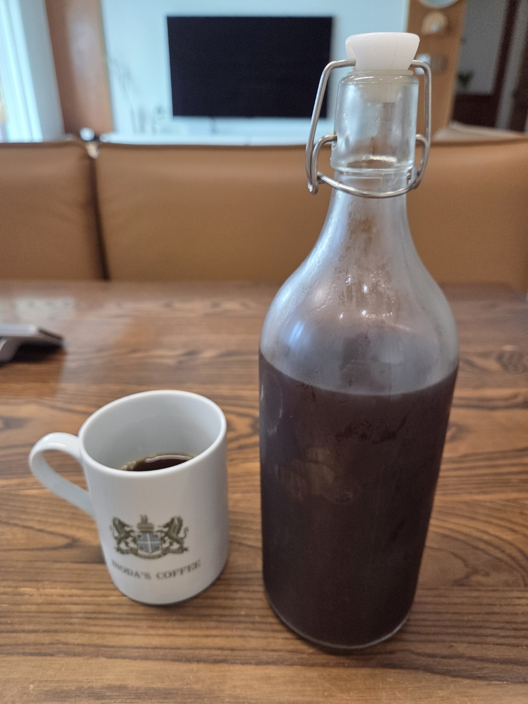 커피 원두로 집에서 내린 커피