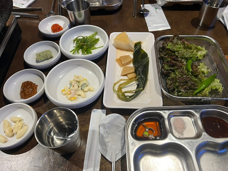 연산동 우대갈비 맛집 고짚 밑반찬, 고기와 함께 즐기기 좋은 기본 반찬 구성