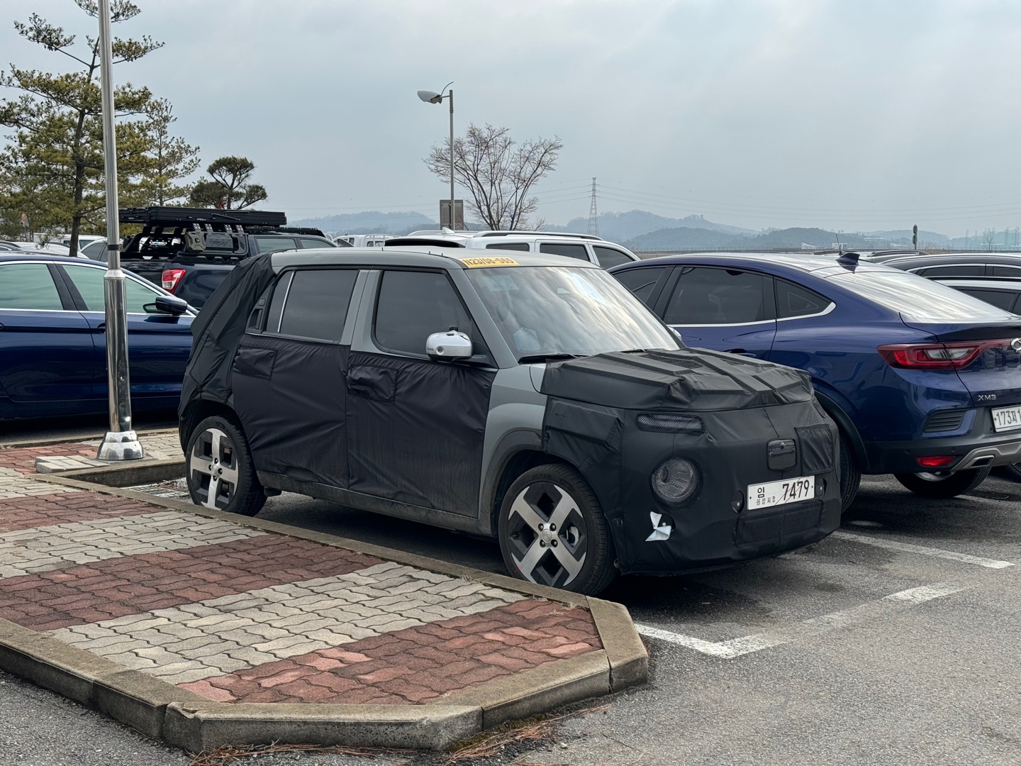 현대자동차의 경형 SUV 캐스퍼의 전기버전 &#39;캐스퍼 EV&#39; 테스트카가 새롭게 목격됐다.