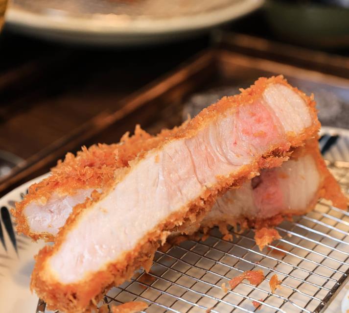 생생정보 콜드스모크에이징 돈가스를 자른 모습