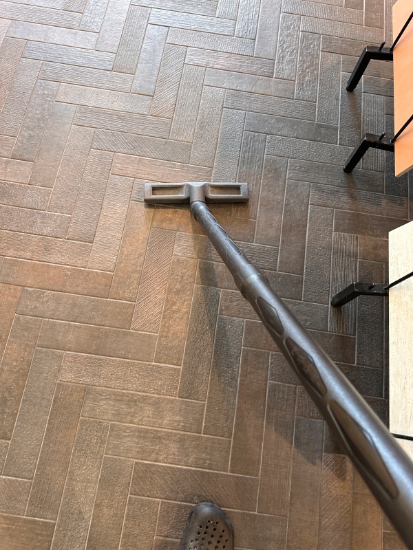 청소기로 바닥청소2