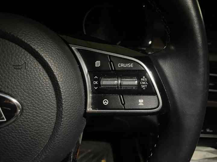 크루즈 버튼과 속도를 조절하는 버튼을 보여주는 이미지입니다.