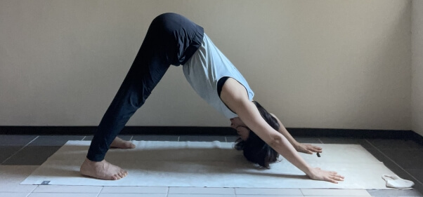 종아리 요가 중 다운독 자세입니다.