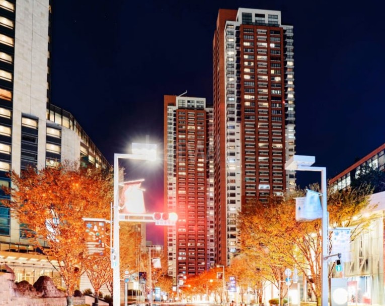 일본 롯폰기 힐즈의 외부 야경 사진