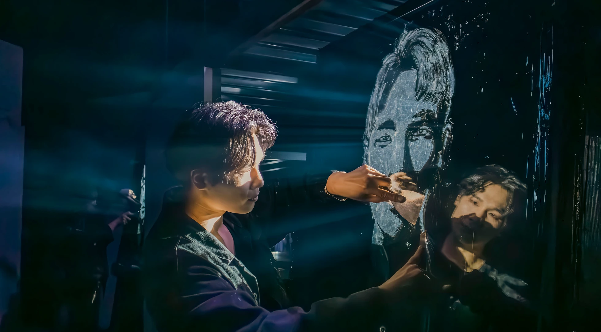 조명의-빛을-이용해-그림을-그리는-사람