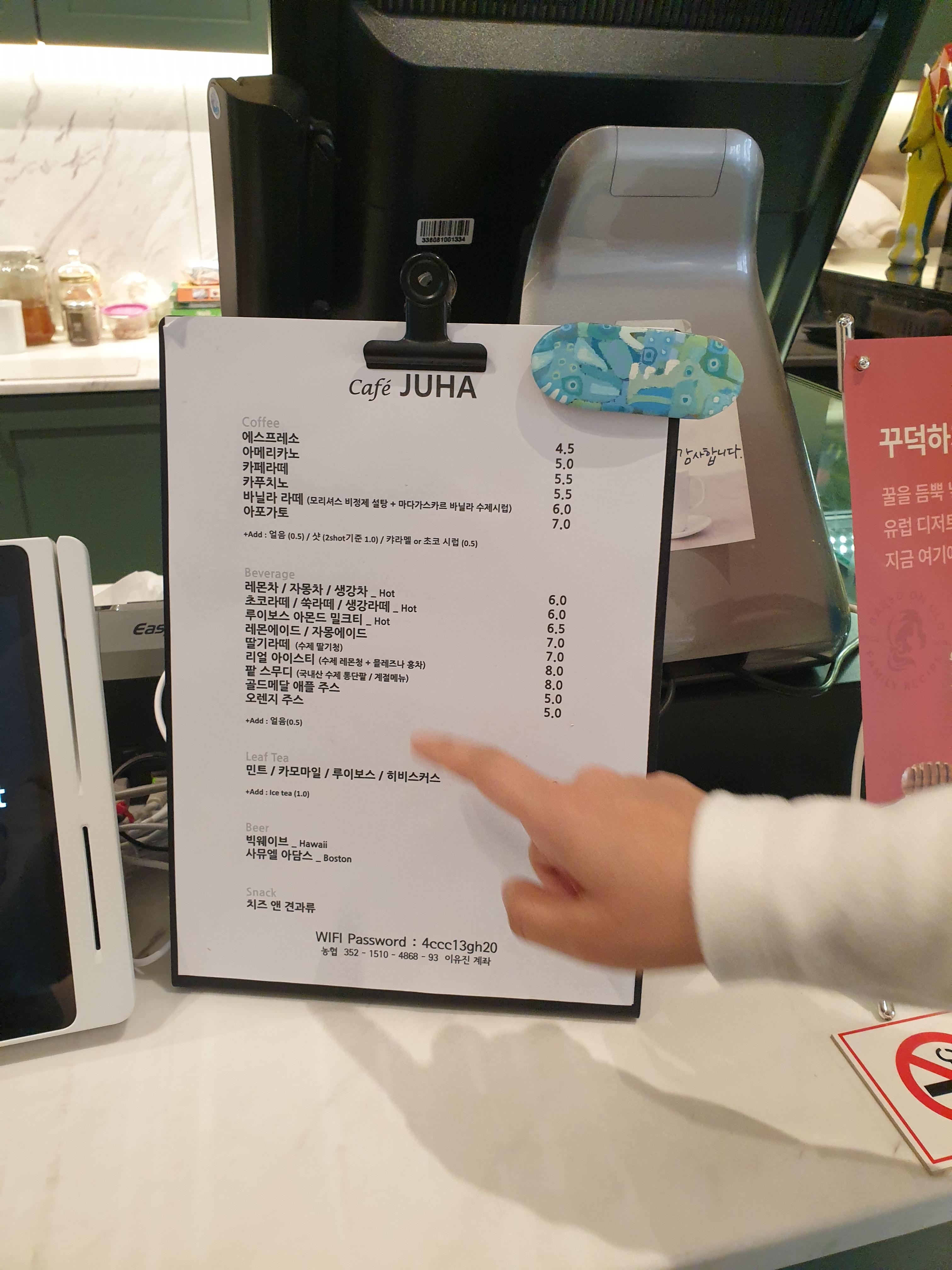 카페 주하의 메뉴판&amp;#44; 커피 뿐만 아니라 일반 음료도 있다.