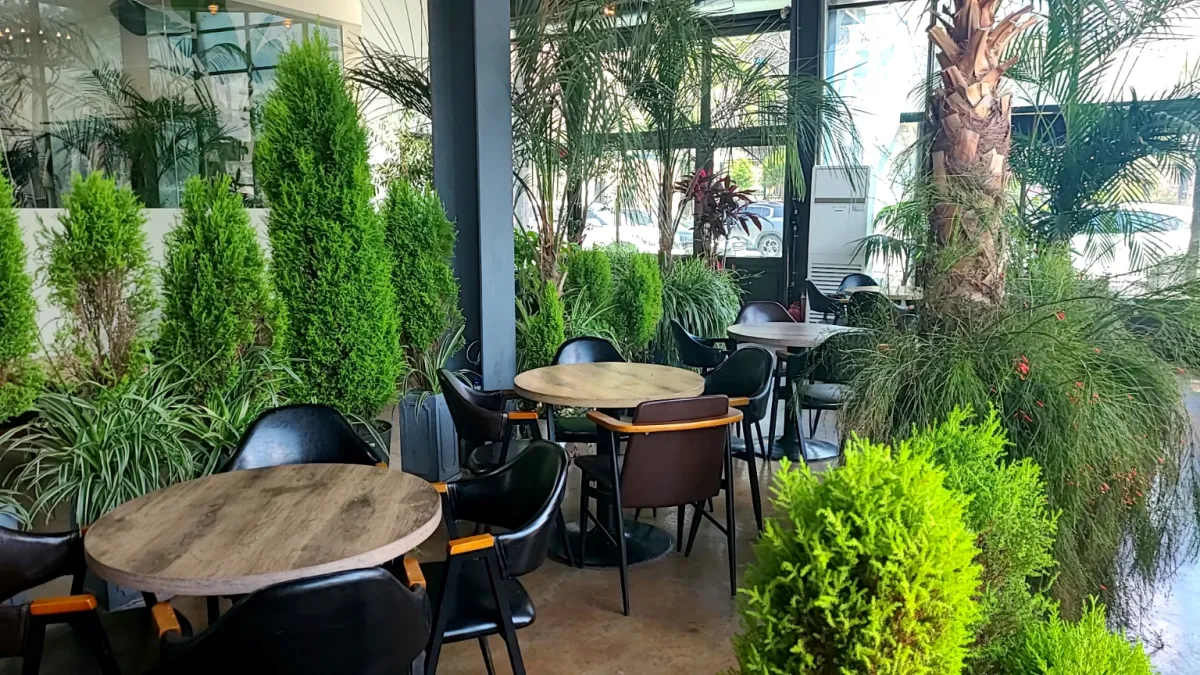 양주오랑주리카페-내부모습-나무와꽃사이에-테이블좌석들