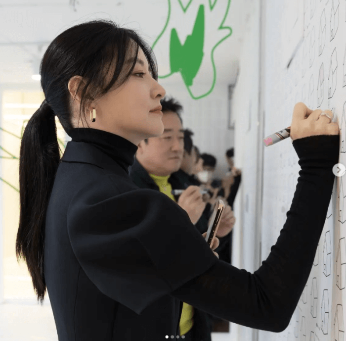 벽에_서명하는_이영애