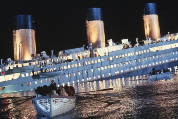 타이타닉호가 침몰하는 장면에서 상류층은 빠져나오는 사진