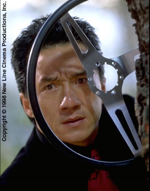 무언가를 쳐다보면 심각한 얼굴을 한 형사 리