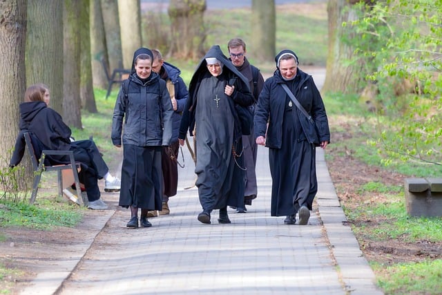 길을 걷고 있는 수녀님들