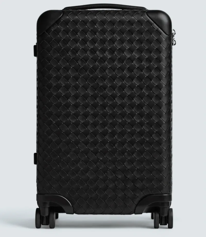 RM 보테가 베네타, RM 공항패션, BTS RM 보테가 베네타, RM 밀라노 패션위크, RM 오디세이 트롤리, 보테가 베네타 인트레치아토, 보테가 베네타 공항패션, 조용한 럭셔리, 실용적 럭셔리, BTS RM 패션, 2026 밀라노 패션위크, RM 럭셔리 패션, RM 스타일링, 보테가 베네타 가방, RM 런웨이 패션