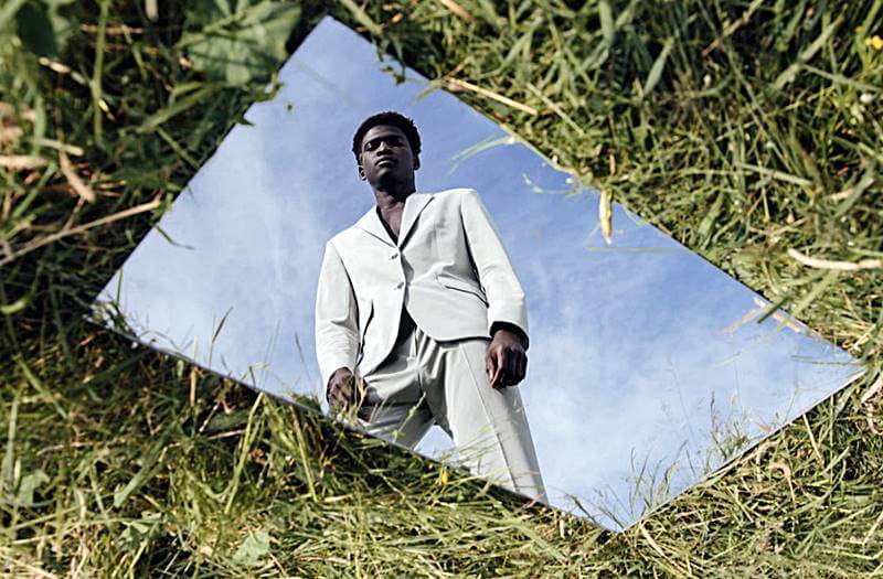 바닥의-거울에-비친-남성의-모습