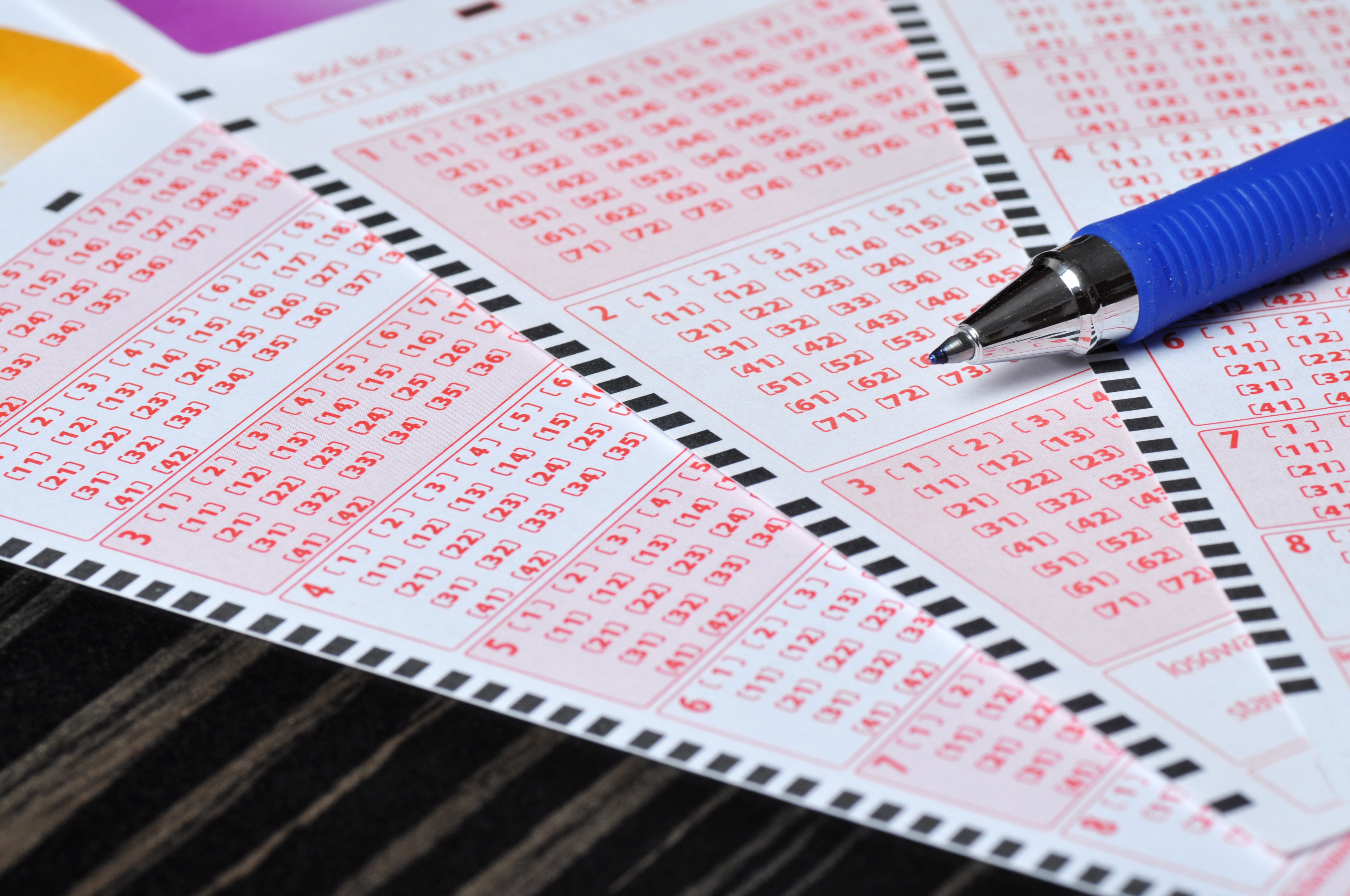 로또 번호 용지와 파란색 볼펜, 수동 선택 가능한 복권지 확대 사진
