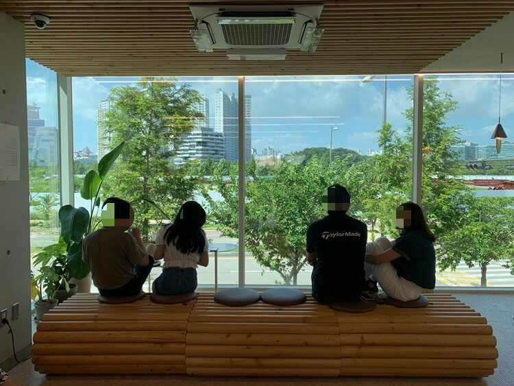 창가뷰 쪽 자리