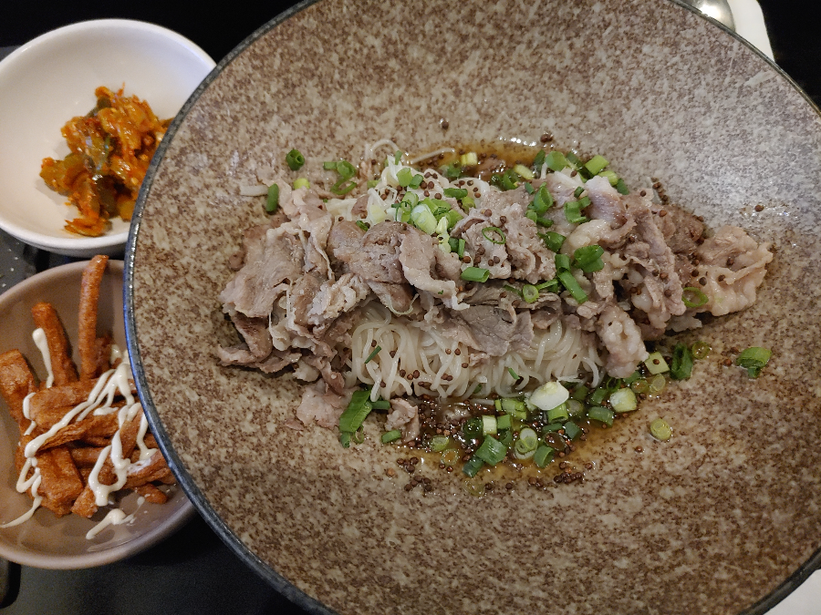 차돌과 쪽파가 듬뿍 올라간 고소한 차돌 들기름 국수