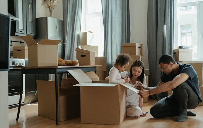 가족과 함께 이사 정리하는 장면 사진