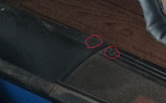 뒷 커버 부분 나사