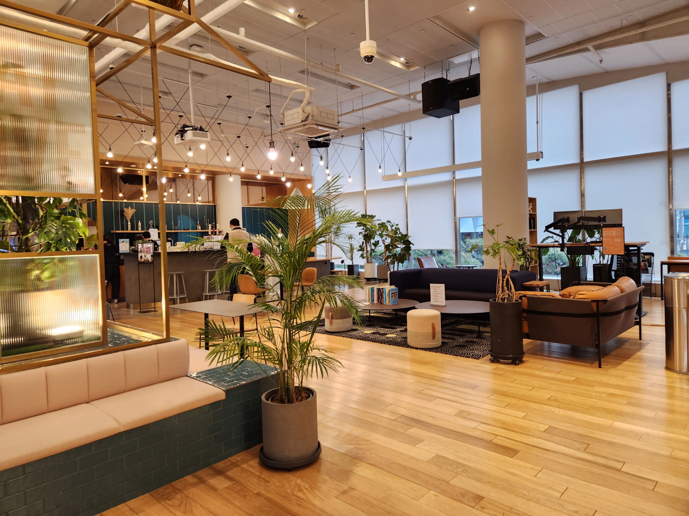 위워크 역삼점 메인라운지 공간