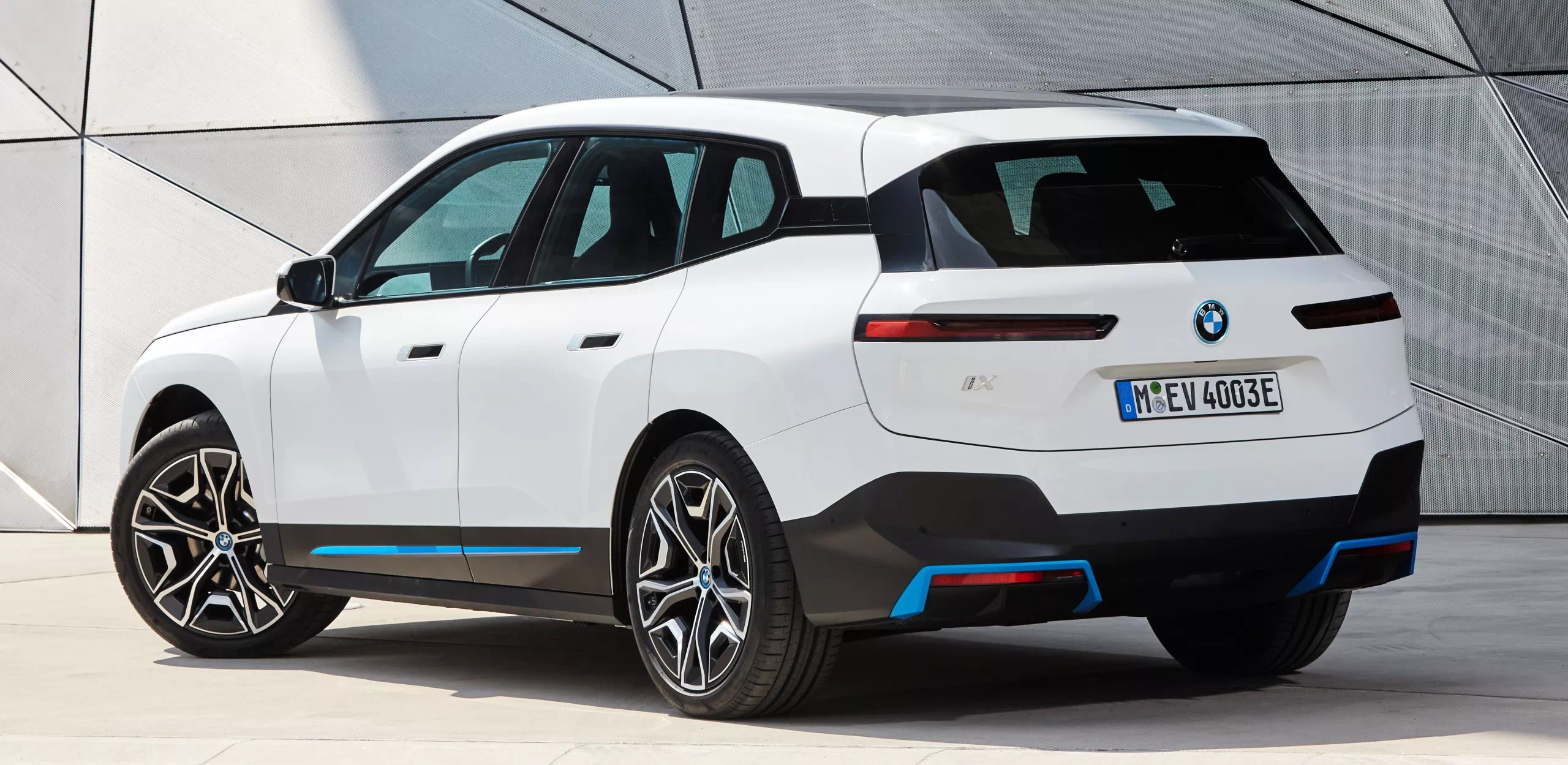 BMW iX xDrive40 뒷모습입니다.