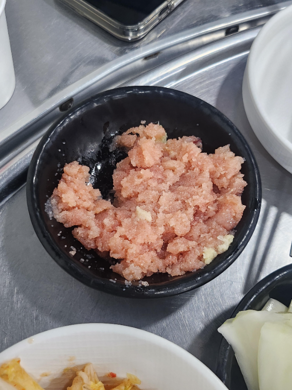 송식당 먹고기 고기와 함께 즐기는 껍질벗긴 명란