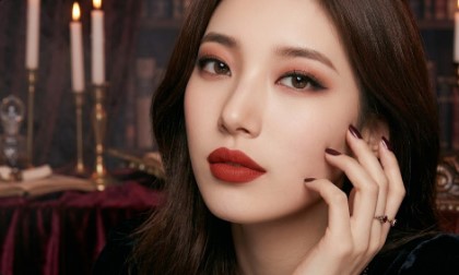 맥 칠리를 활용한 2026 뷰티 트렌드 뱀파이어 로맨틱 메이크업 완성 샷
