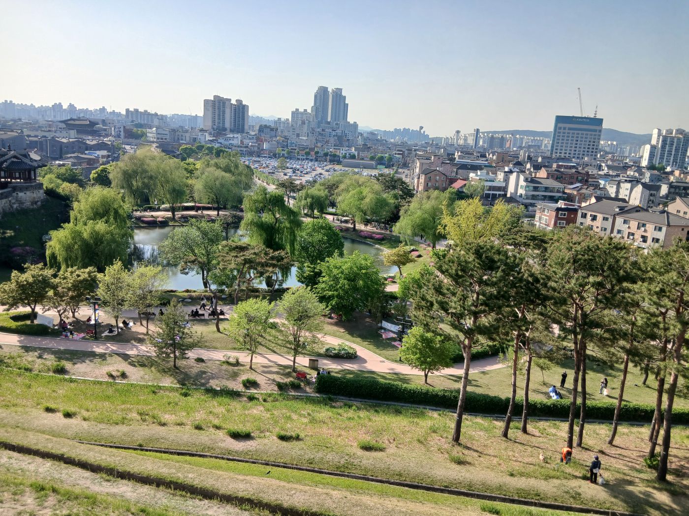 수원화성 용연 전경, 성곽 위에서 내려다본 연못과 산책로, 가족여행 당일치기 추천 코스