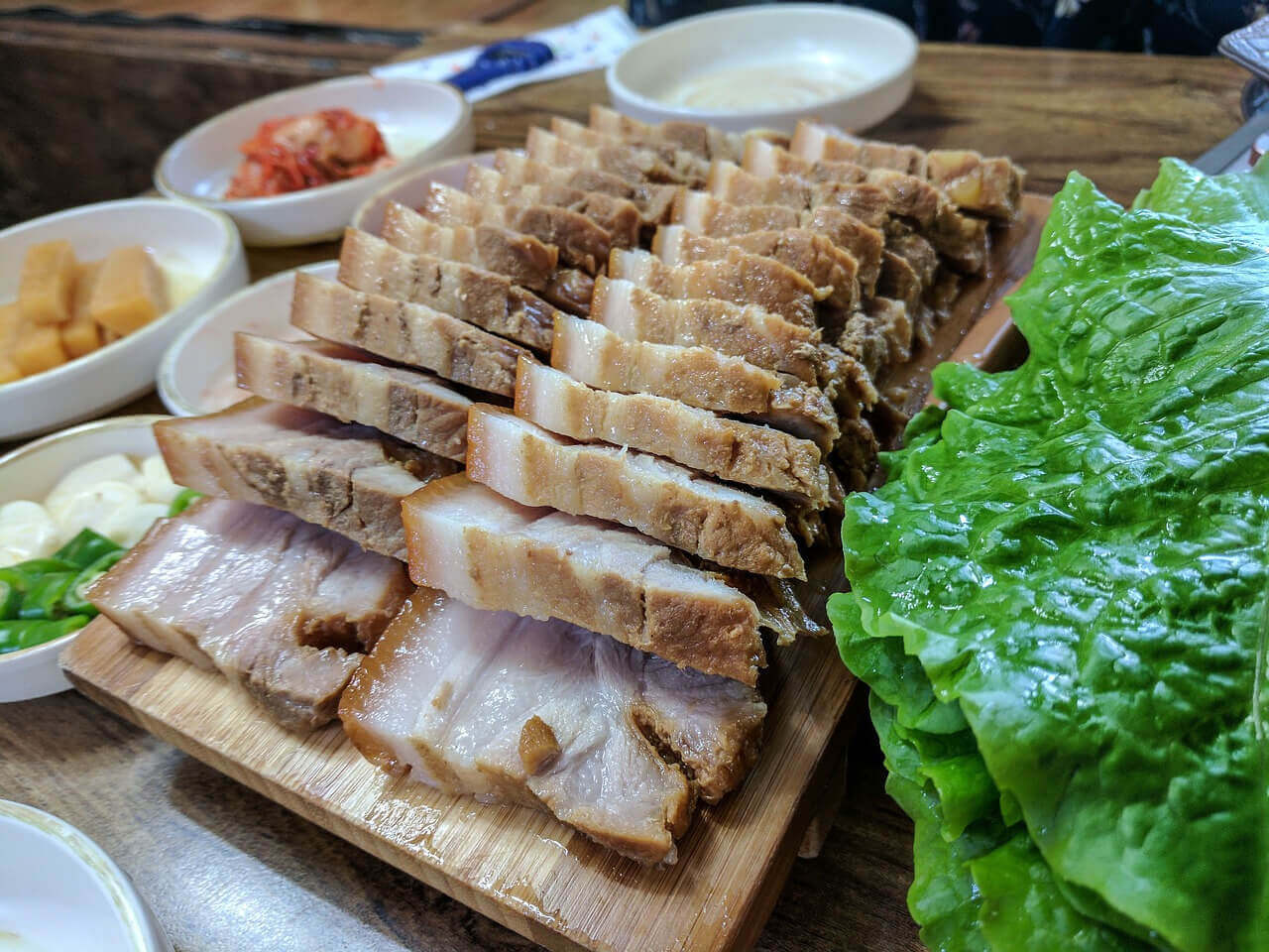 맛있게 잘 삶아진 돼지고기 수육