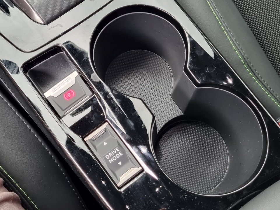 e-208 GT의 전자식 주차 브레이크, 주행 모드 버튼, 컵홀더를 담았습니다.