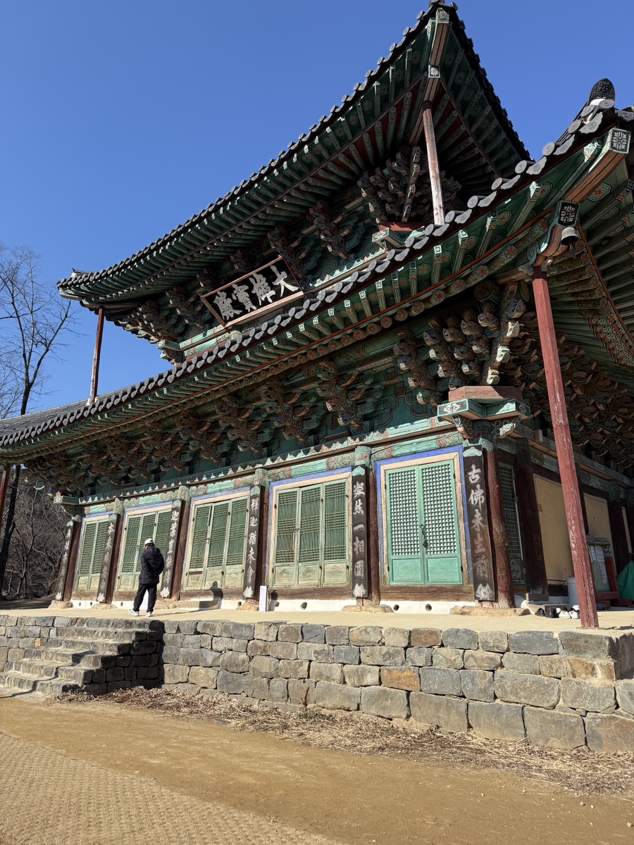 충남 공주에 위치한 천년고찰 마곡사의 대표 법당 대웅보전 모습