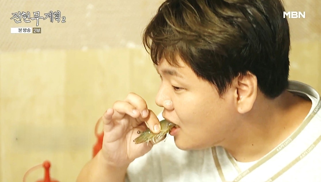 통영 다찌 맛집 은하수다찌에서 신선한 생새우를 통째로 먹고 있는 곽튜브