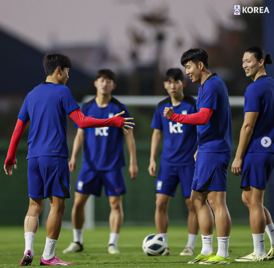 대한민국 축구 국가대표팀이 연습을 하며 가위바위보 게임을 하는 장면의 사진을 썸네일로 사용