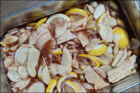 용기에 담긴 간단 레몬 생강청