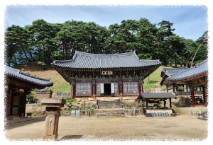 고요한 산 속에 자리한 김룡사