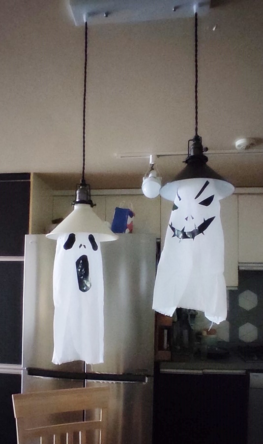 전등갓에 달아준 소창 유령