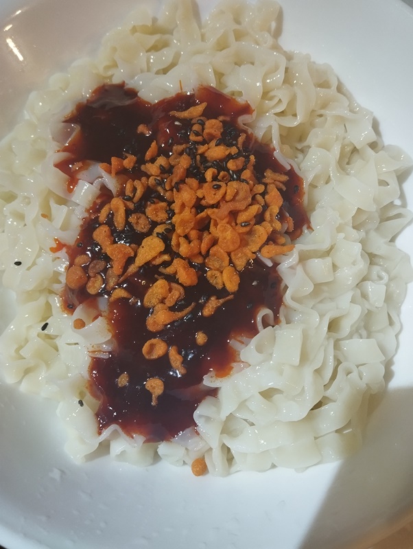 배홍동 칼빔면 면과 비빔소스 튀김토핑이 올라간 사진입니다.