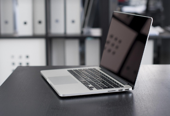 온라인 개인정보를 보호하기 위한 강력한 보안 전략 설명을 돕는이미지