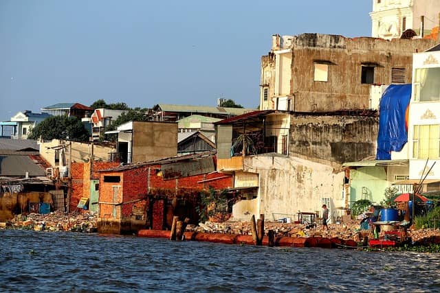 라오스 메콩 강변 저지대 논 마을의 자연통풍 가옥 구조와 기후 대응 전략