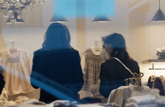 봉쁘앙-매장에서-아이옷을-고르는-케이티