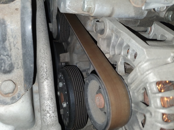 자동차-엔진옆에-설치된-벨트