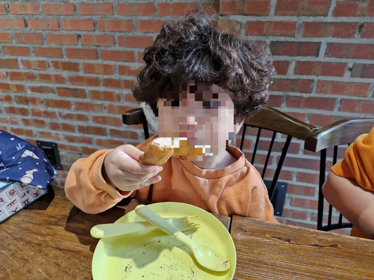 블루베리-피자를-먹고있는-아들